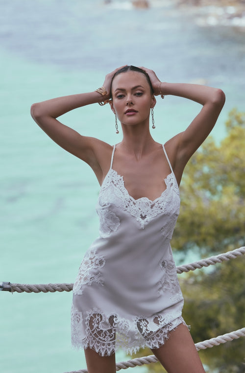 Nuisette courte Artémis en soie ornée de dentelle et de broderie blanche - Marjolaine - 2