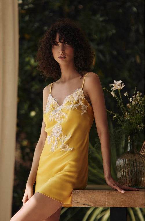 Nightie in yellow silk with neckline embellished with lace - Marjolaine - 1