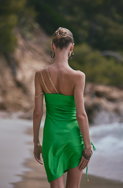 Robe de plage drapée Ambre verte au décolleté asymétrique et bijoux dorés - Marjolaine - 2