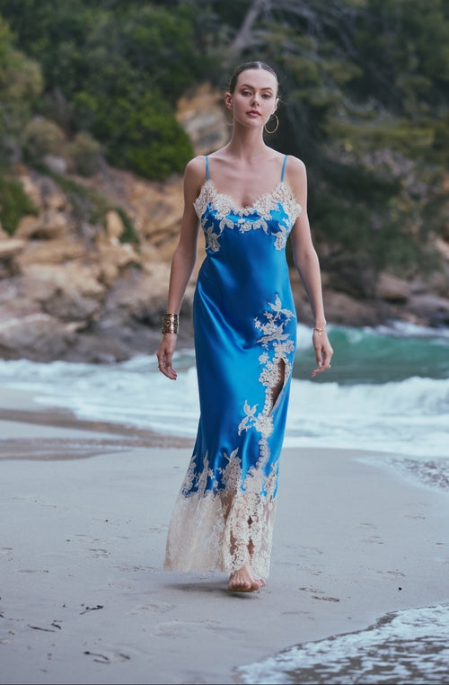 Long slit nightie Apolline in blue silk adorned with beige lace - Marjolaine - 3